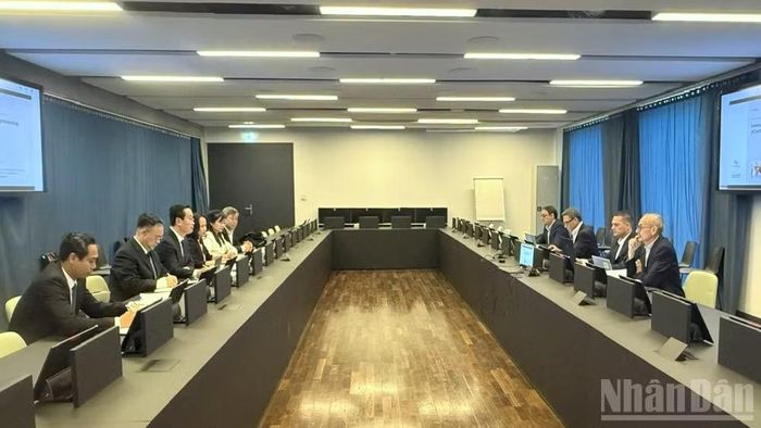 Đồng chí Nguyễn Đức Trung và đoàn công tác làm việc với Đại học Paris-Saclay. (Ảnh: TRUNG HƯNG)