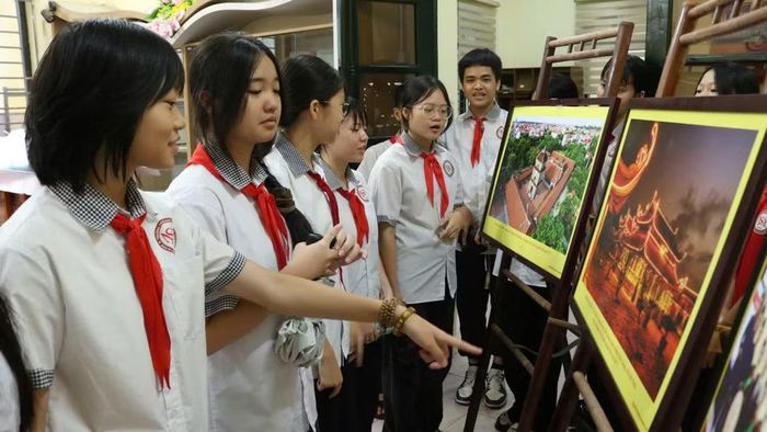 Các em học sinh thích thú tham quan không gian trưng bày. (Ảnh: A.T)