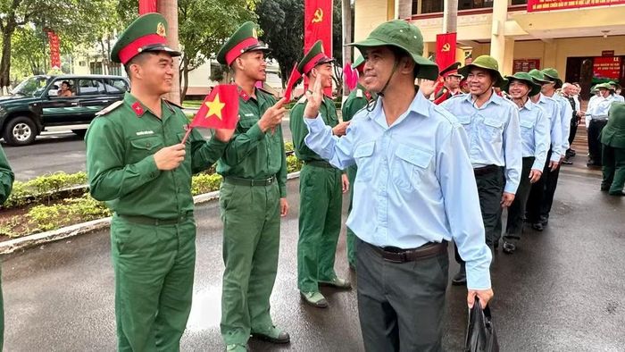 Các cán bộ, chiến sĩ Đội K51 xuất quân lên đường làm nhiệm vụ. (Ảnh: QUỐC KHÁNH)