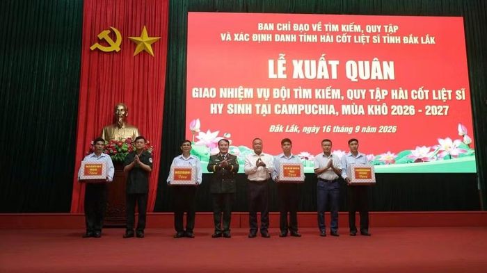 Các đồng chí lãnh đạo Quân khu 5 và tỉnh Đắk Lắk tặng quà cán bộ, chiến sĩ Đội K51 trước khi lên đường làm nhiệm vụ. (Ảnh: QUỐC KHÁNH)