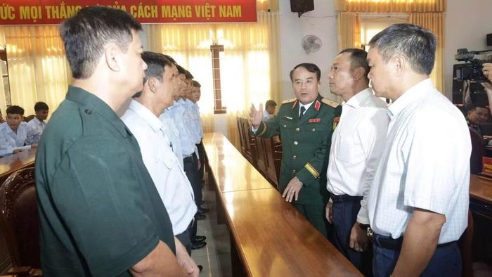 Các đồng chí lãnh đạo Quân khu 5 và tỉnh Đắk Lắk động viên cán bộ, chiến sĩ Đội K51 trước khi lên đường làm nhiệm vụ. (Ảnh: QUỐC KHÁNH)