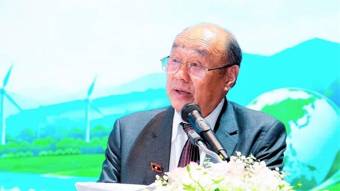Tiến sĩ Leeber Leebouapao, Ủy viên Trung ương Đảng Nhân dân Cách mạng Lào, Chủ tịch Viện Khoa học Kinh tế và Xã hội quốc gia Lào phát biểu tại hội thảo. (Ảnh: BP)