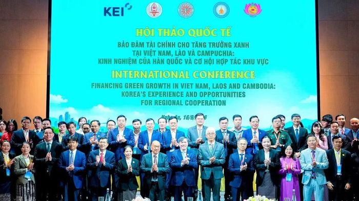 Các đại biểu tham dự hội thảo chụp ảnh lưu niệm. Ảnh: BP