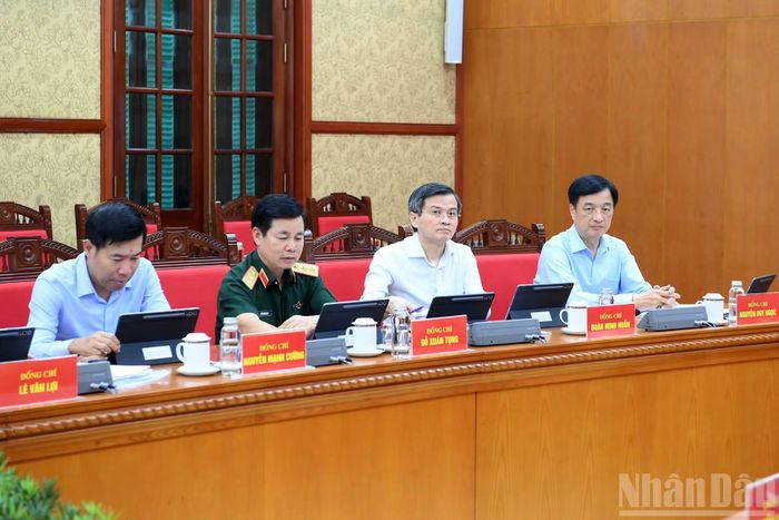 Các đồng chí lãnh đạo và các đại biểu tham dự phiên họp.