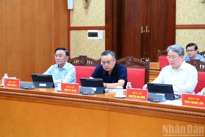 Thường trực Ban Bí thư Trần Cẩm Tú và các đồng chí lãnh đạo tham dự phiên họp.