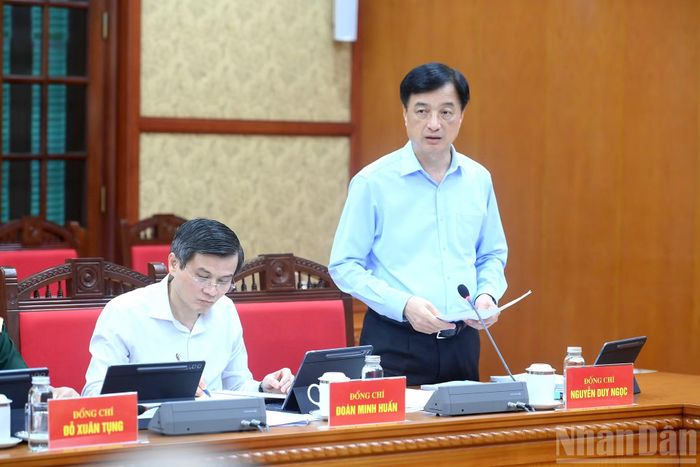 Đồng chí Nguyễn Duy Ngọc, Ủy viên Bộ Chính trị, Bí thư Trung ương Đảng, Trưởng ban Tổ chức Trung ương trình bày báo cáo tại phiên họp.
