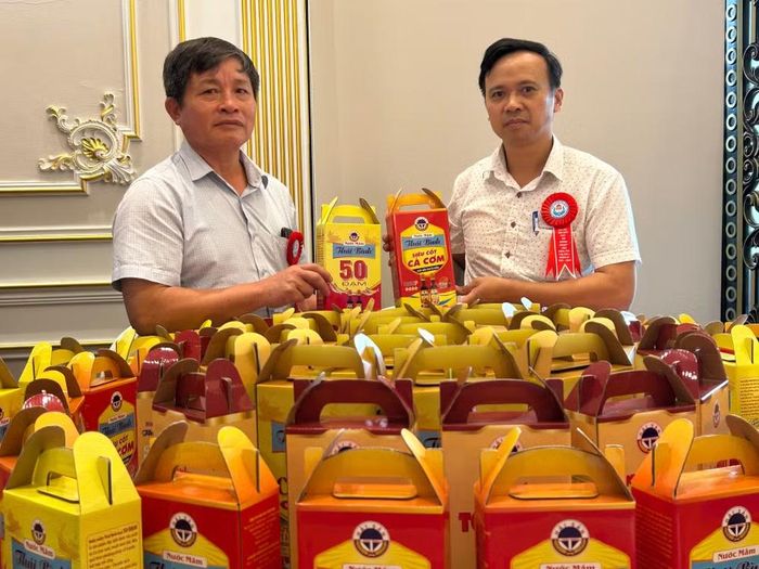 Nước mắm truyền thống đạt tiêu chuẩn 4 sao của tỉnh Hưng Yên được trưng bày tại Hội nghị Doanh nghiệp tỉnh Hưng Yên. (Ảnh: PHẠM HÀ)