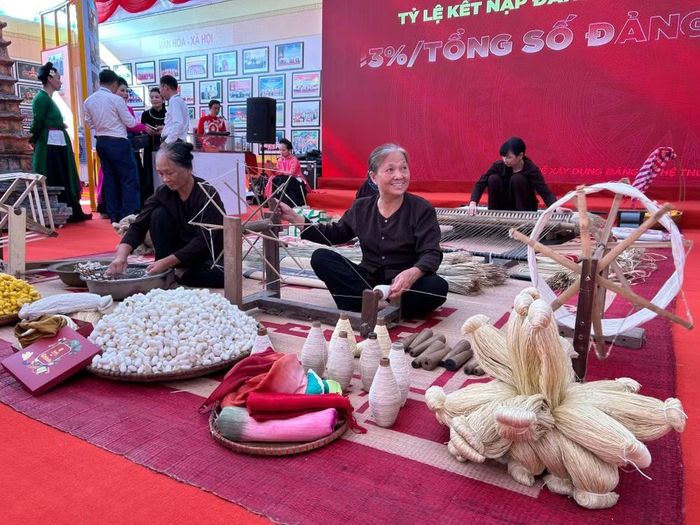 Sản phẩm tơ tằm truyền thống của tỉnh Hưng Yên. (Ảnh: PHẠM HÀ)