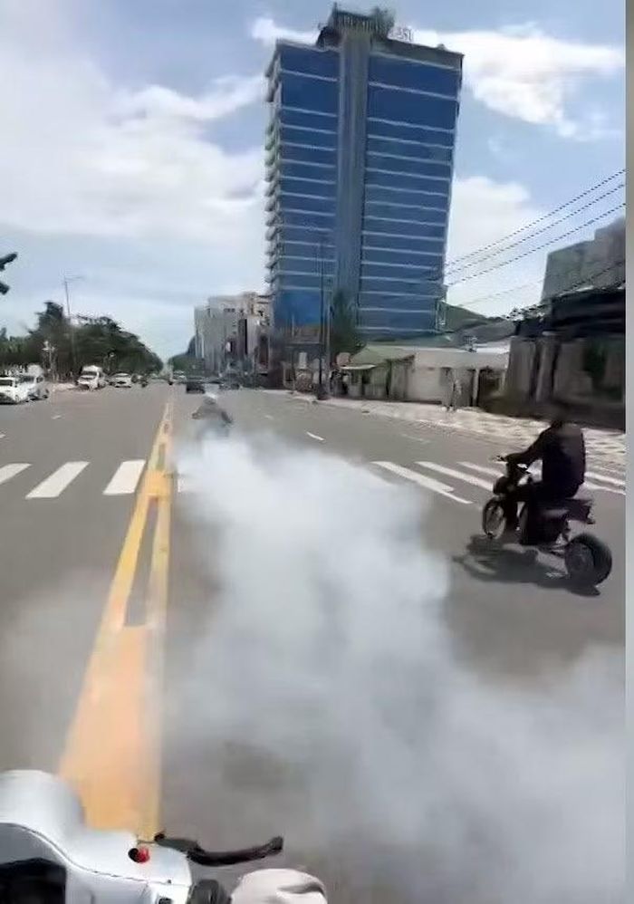 Hành vi chạy xe xoáy bánh tạo khói của các đối tượng. (Ảnh: cắt từ clip trên mạng xã hội)