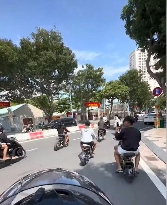 Chạy xe điện độ chế gây mất an ninh trật tự trên đường phố Vũng Tàu. (Ảnh cắt từ clip trên mạng xã hội)