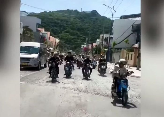 Chạy xe điện độ chế gây mất an ninh trật tự. (Ảnh cắt từ clip trên mạng xã hội).
