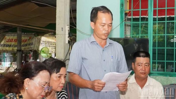 Bí thư Chi bộ Ấp 1 Nguyễn Hay Ao phát biểu tại buổi sinh hoạt chi bộ. (Ảnh: VĂN ÚT)