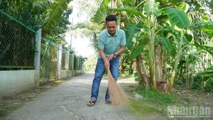 Ông Nguyễn Thanh Hào, Tổ trưởng Tổ An ninh trật tự Ấp 1, xã Vĩnh Tường thường xuyên vệ sinh cảnh quan môi trường sáng-xanh-sạch-đẹp. (Ảnh: VĂN ÚT)