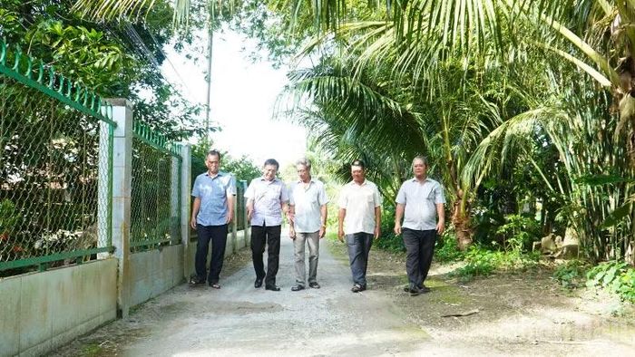 Đồng chí Nguyễn Hồng Quân, Bí thư Đảng ủy xã Vĩnh Tường cùng Chi bộ Ấp 1 khảo sát tuyến giao thông nông thôn xuống cấp. (Ảnh: VĂN ÚT)