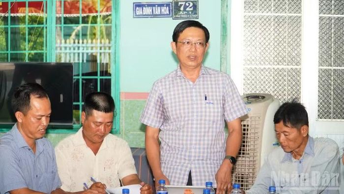 Đồng chí Nguyễn Hồng Quân, Bí thư Đảng ủy xã Vĩnh Tường, thành phố Cần Thơ phát biểu tại buổi sinh hoạt chi bộ. (Ảnh: VĂN ÚT)