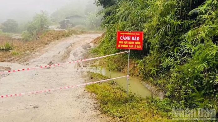 Lực lượng chức năng cắm biển cảnh báo, bảo đảm an toàn cho người dân. (Ảnh: Ủy ban nhân dân phường Cầu Thia)
