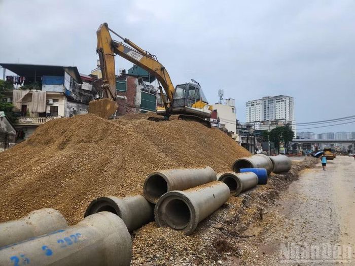 Công trường thi công đoạn qua Khương Đình.