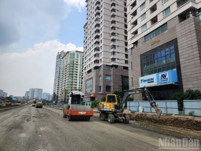 Nền đường và hệ thống hạ tầng kỹ thuật ngầm căn bản hoàn thành. Phần việc còn lại là tập trung vào thảm bê-tông nhựa, lát hè, bó vỉa, lắp đặt chiếu sáng, cây xanh và tổ chức giao thông.