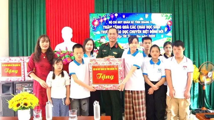 Đại diện Bộ Chỉ huy Quân sự tỉnh Quảng Trị tặng quà Trung thu cho học sinh Trường Giáo dục chuyên biệt Đồng Hới (Ảnh: HG)