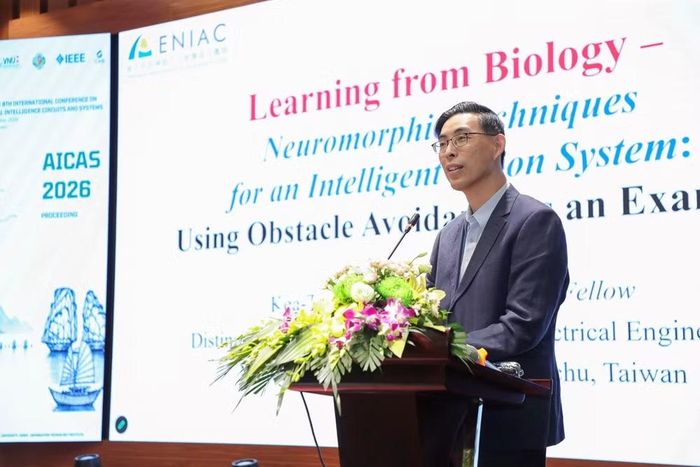 Giáo sư Kea-Tiong (Samuel) Tang, Phó Chủ tịch IEEE Circuits and Systems Society, Đại học Quốc gia Thanh Hoa, Đài Loan (Trung Quốc) trình bày. (Ảnh: VNU)