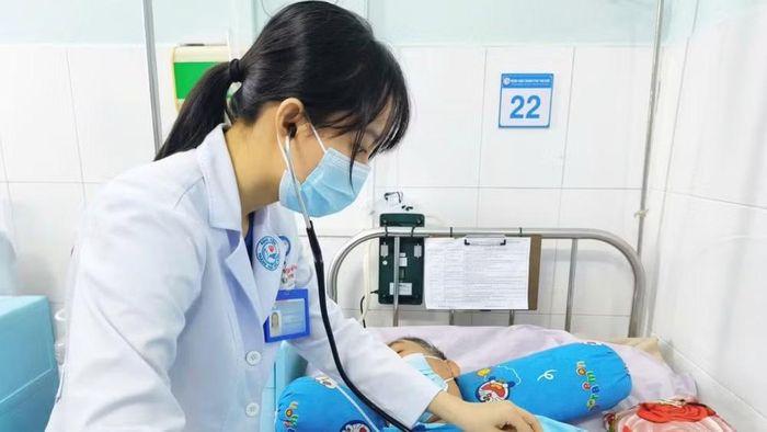 Bác sĩ Bệnh viện đa khoa Thủ Đức thăm khám bệnh nhân. (Ảnh: Bệnh viện cung cấp)