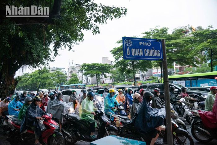 Tại các nút giao, phương tiện liên tục dồn lại. Chỉ một đoạn đường ngắn bị ùn cũng có thể kéo theo hàng dài xe phía sau, đặc biệt vào thời điểm cuối ngày khi nhu cầu đi lại tăng cao.