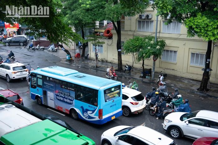 Để tránh những đoạn ùn ứ, một số người tìm cách đi qua các lối tắt. Có trường hợp người điều khiển phương tiện đi ngược chiều một đoạn để "thuận tiện" hơn, nhưng tiềm ẩn nguy cơ mất an toàn giao thông.