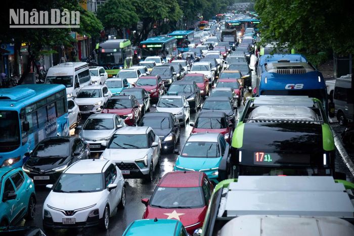 Khi trời mưa, nhiều người lựa chọn ô-tô hoặc đặt xe dịch vụ thay vì sử dụng xe máy. Lượng phương tiện bốn bánh tăng khiến không gian lưu thông trên những tuyến phố vốn đã đông càng trở nên hạn hẹp.