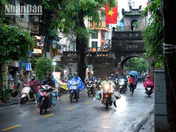 Có người vẫn cố gắng hoàn thành nốt chuyến hàng, đưa hàng hóa đến nơi trước khi đường phố trở nên đông đúc hơn.