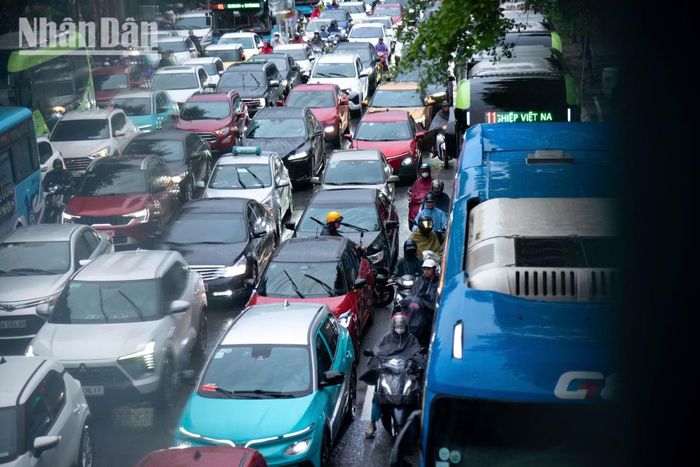 Giữa những hàng xe nối tiếp nhau, người đi xe máy tìm cách chuyển hướng qua các khoảng trống. Áp lực giao thông ngày càng rõ tại các tuyến đường đô thị vào giờ cao điểm.