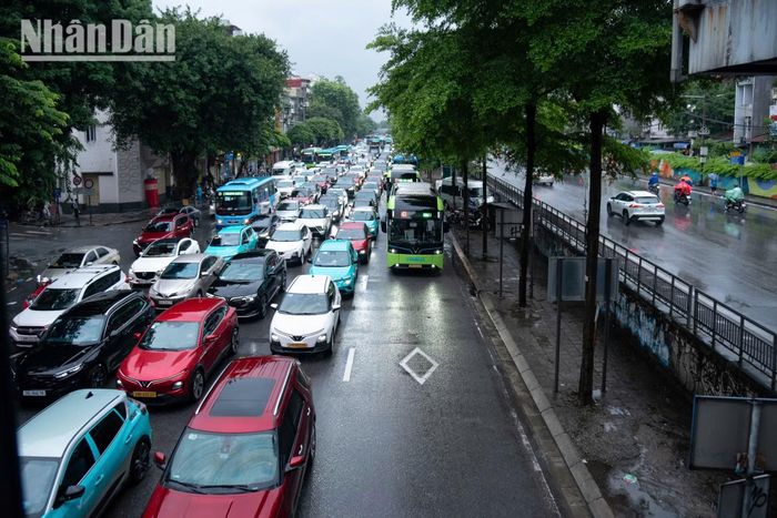 Dưới cơn mưa, người dân tranh thủ từng khoảng trống trên đường để tiếp tục hành trình, khiến dòng phương tiện di chuyển trong trạng thái căng thẳng hơn thường ngày.