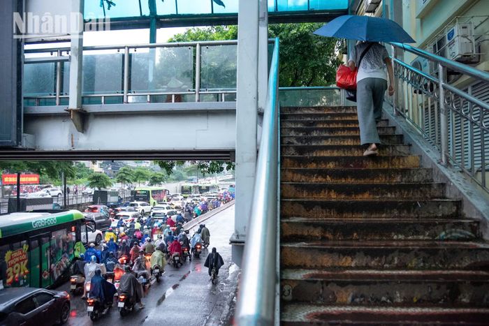 Các đoạn đường chuẩn bị chuyển làn để rẽ hoặc lên cầu thường trở thành điểm tập trung phương tiện. Xe máy, ô-tô cùng tìm cách nhập vào dòng xe khiến giao thông tại những vị trí này càng thêm phức tạp.