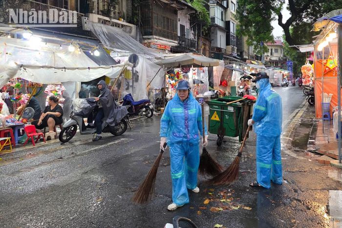 Tại các tuyến phố đón người dân và du khách trong dịp Trung thu, công nhân vệ sinh môi trường tranh thủ làm sạch đường phố, thu gom rác thải và duy trì cảnh quan đô thị.