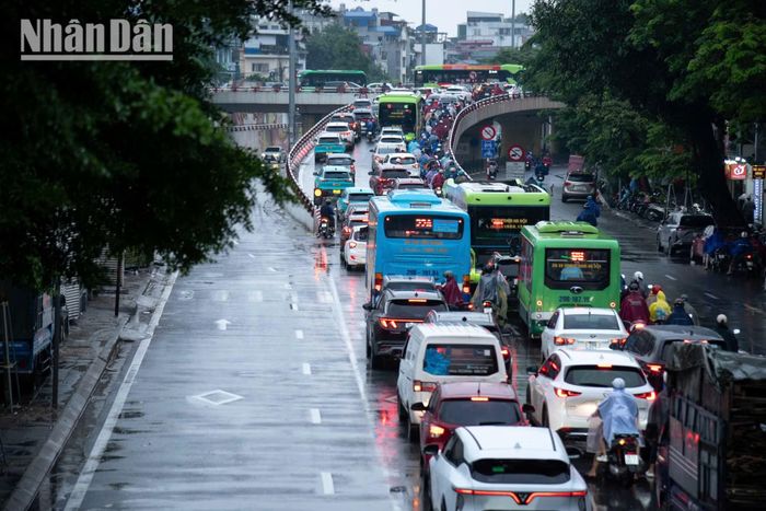 Tại khu vực dẫn lên cầu Chương Dương, các dòng phương tiện cùng lúc chuyển hướng hoặc nhập làn khiến giao thông dồn ứ. Trong trời mưa, việc di chuyển càng trở nên khó khăn.