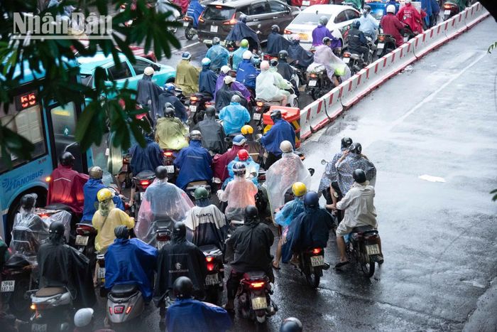 Trong dòng phương tiện dày đặc, một số người đi xe máy tranh thủ luồn qua những khoảng trống giữa các xe để di chuyển. Mỗi khoảng hở trên đường để có thể "giúp" rút ngắn thời gian hành trình trở về nhà.
