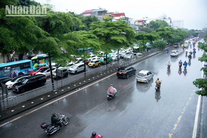 Trên đường Yên Phụ, mật độ phương tiện giữa hai chiều đường tạo nên sự tương phản rõ rệt. Một chiều xe cộ nối dài, trong khi chiều còn lại thông thoáng hơn.