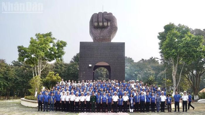Đoàn đại biểu Thành phố Hồ Chí Minh chụp ảnh lưu niệm tại tượng đài Nắm Đấm. (Ảnh: LÊ THÀNH)