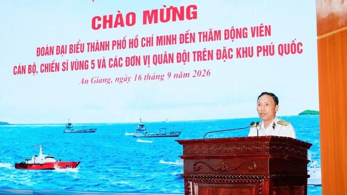 Chuẩn đô đốc Ngô Văn Thành, Bí thư Đảng ủy, Chính ủy Bộ Tư lệnh Vùng 5 Hải quân phát biểu. (Ảnh: Ban tổ chức)