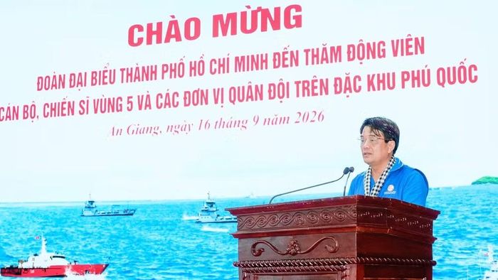 Đồng chí Bùi Thanh Nhân, Phó Chủ tịch Ủy ban Mặt trận Tổ quốc Việt Nam Thành phố Hồ Chí Minh, Chủ tịch Liên đoàn Lao động thành phố, Trưởng đoàn đại biểu Thành phố Hồ Chí Minh phát biểu. (Ảnh: Ban tổ chức)