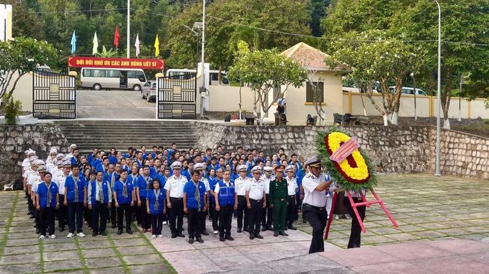 Đoàn đại biểu Thành phố Hồ Chí Minh dâng hương các Anh hùng liệt sĩ tại Đặc khu Phú Quốc. (Ảnh: LÊ THÀNH)
