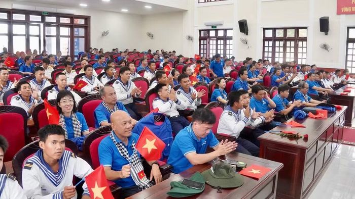 Cán bộ, chiến sĩ Vùng 5 Hải quân dự buổi làm việc cùng đoàn đại biểu Thành phố Hồ Chí Minh. (Ảnh: LÊ THÀNH)