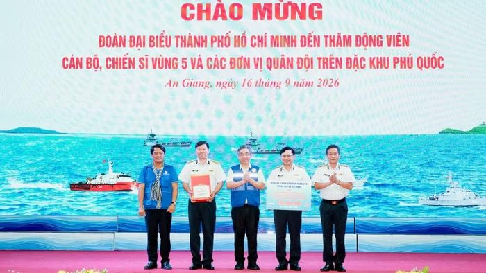 Lãnh đạo Thành ủy Thành phố Hồ Chí Minh và Quân chủng Hải quân trao bảng tượng trưng công trình cho Bộ Tư lệnh Vùng 5 Hải quân. (Ảnh: Ban tổ chức)