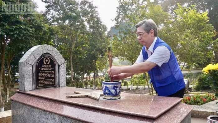Đồng chí Nguyễn Phước Lộc, Ủy viên Trung ương Đảng, Phó Bí thư Thành ủy Thành phố Hồ Chí Minh, Chủ tịch Ủy ban Mặt trận Tổ quốc Việt Nam Thành phố dâng hương. (Ảnh: LÊ THÀNH)