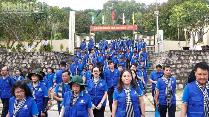 Đoàn đại biểu Thành phố Hồ Chí Minh dâng hương các Anh hùng liệt sĩ. (Ảnh: LÊ THÀNH)