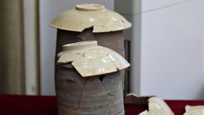 Bên trong mộ có đồ tùy táng bằng gốm, đất nung, kim loại, tiền cổ và các vật dụng khác. (Ảnh: TH)