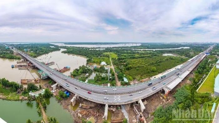 Trong một vài năm tới, Việt Nam sẽ triển khai đồng thời nhiều dự án hạ tầng quy mô lớn. (Ảnh minh họa: HUY VŨ)