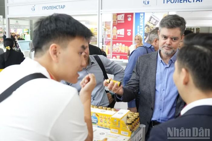 Sản phẩm Việt Nam được nhiều khách hàng quan tâm. (Ảnh: THANH THỂ)