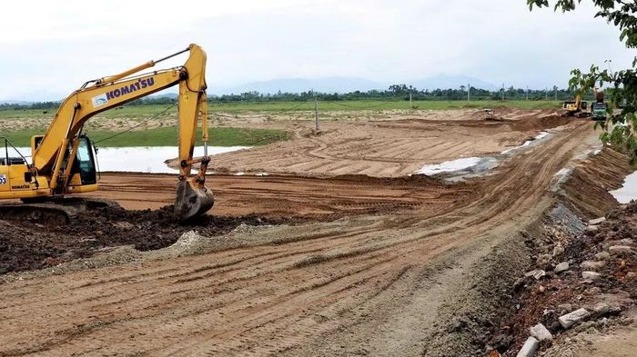 Hạng mục cầu qua sông Lam tại xã Hoa Quân đang được thi công. (Ảnh: PQ)