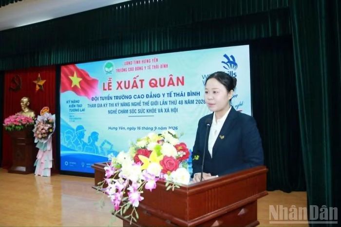 Sinh viên Nguyễn Thị Như Ý đọc lời tuyên thệ. (Ảnh Mai Tú)