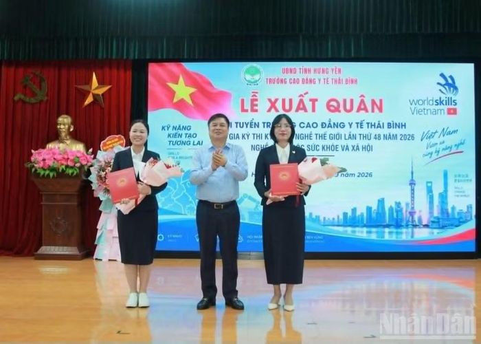 Đồng chí Phạm Văn Nghiêm, Phó Chủ tịch Ủy ban nhân dân tỉnh Hưng Yên tặng hoa chúc mừng các thành viên trong đoàn. (Ảnh Mai Tú)